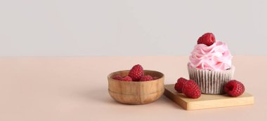 Açık arkaplanda ahududu ve metin için yeri olan lezzetli bir kek.