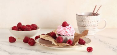 Lezzetli kek tabağı ve masada taze ahududu.