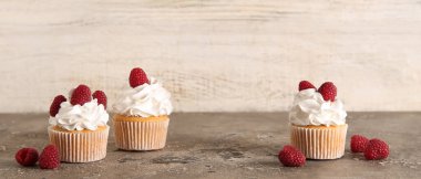 Lezzetli ahududu kekleri masada.