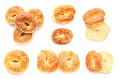 Beyaz zemin üzerinde lezzetli simit seti, üst görünüm