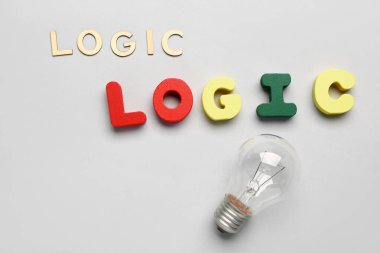 Işık arkaplanda ampullü mantıksal sözcükler