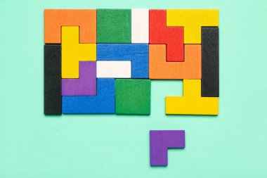 Yeşil arka planda renkli bloklar. Mantık kavramı