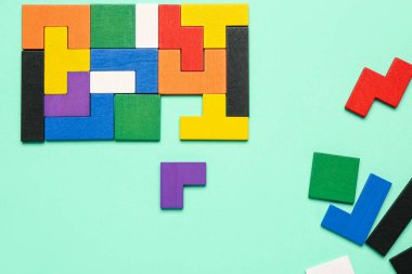 Yeşil arka planda renkli bloklar. Mantık kavramı