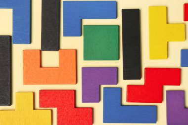 Sarı arka planda renkli bloklar. Mantık kavramı