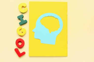 Kağıt insan kafası ve sarı arka planda kelime lojistiği olan defter