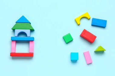 Mavi arka planda bloklar var. Mantık kavramı