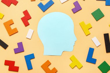 Bej kaplamalı kağıt insan kafası. Mantık kavramı