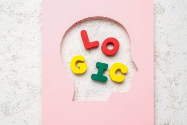 Sözcük mantığı grunge arkaplanındaki kesilmiş pembe kağıttan görülebilir