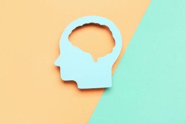 Renkli arka planda kağıt insan kafası. Mantık kavramı