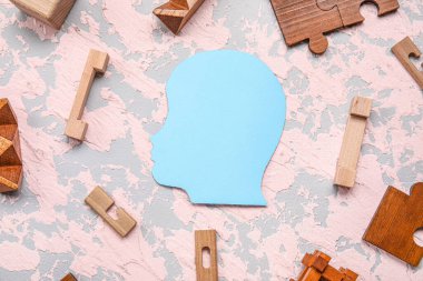 Arka planda tahta oyuncaklar olan kâğıt insan kafası. Mantık kavramı