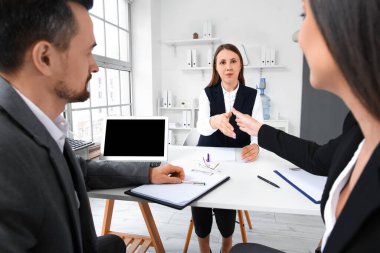 İnsan kaynakları müdürü, kadın başvuru sahibinin elini sıkıyor.