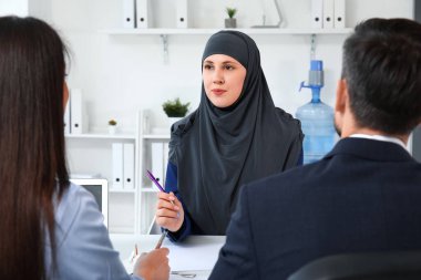 İnsan kaynakları komisyonu, Müslüman başvuru sahibini sorguluyor.