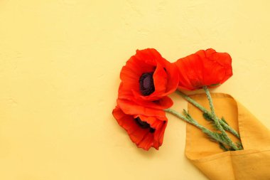 Sarı arka planda güzel gelincik çiçekleri