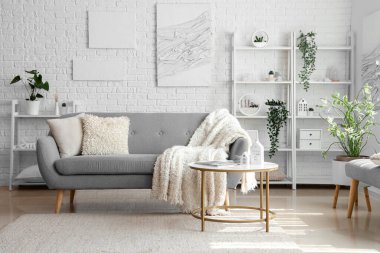 Işıl ışıl oturma odası, rahat gri kanepe ve kahve masası.