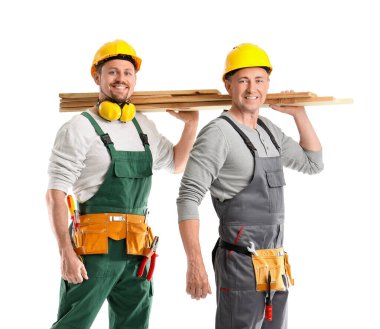 Beyaz arka planda ahşap tahtaları olan erkek inşaatçılar.