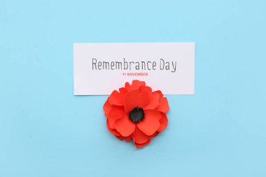 Mavi arka planda kırmızı haşhaş çiçeği. Kanada 'da Anma Günü