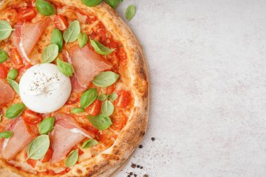 Hafif arka planda Burrata peynirli lezzetli pizza.