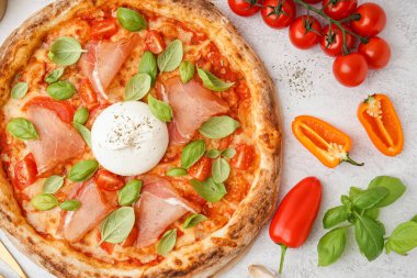 Hafif arka planda Burrata peynirli lezzetli pizza.