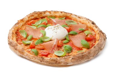 Beyaz arka planda Burrata peynirli lezzetli pizza.