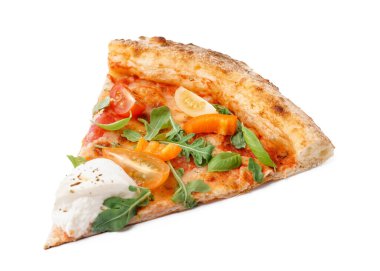 Beyaz zemin üzerinde Burrata peyniri olan lezzetli bir pizza dilimi.