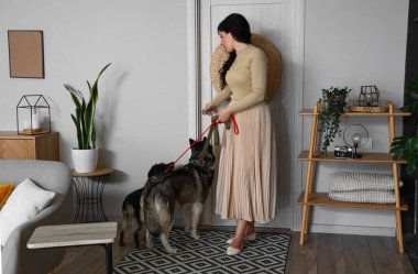 Genç bir kadın köpeğini gezdirecek.