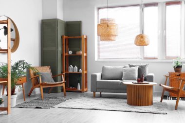 Rahat kanepesi, masası ve katlanır perdesi olan modern oturma odasının içinde.