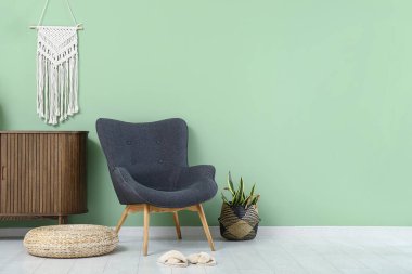 Rahat koltuğu olan modern oturma odasının şık bir iç mekanı.