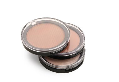 Beyaz arkaplanda farklı pudra