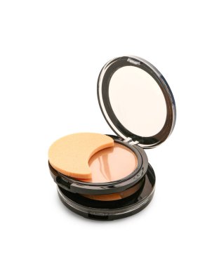 Beyaz zemin üzerinde sünger olan farklı kompakt toz