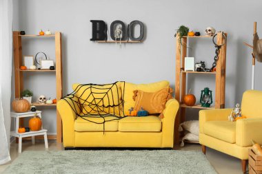 Cadılar Bayramı kutlamaları için dekore edilmiş bir oturma odası.