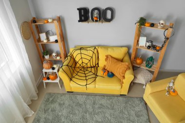 Cadılar Bayramı kutlamaları için dekore edilmiş bir oturma odası.