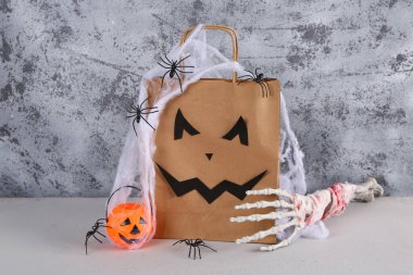 Gri arka planda Cadılar Bayramı süslemeleri olan alışveriş çantası.