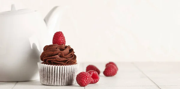 Sabroso Cupcake Chocolate Con Frambuesas Tetera Mesa Banner Para Diseño — Foto de Stock