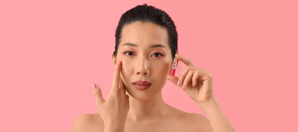 Mulher Asiática Bonita Segurando Ampola Fundo Rosa Conceito Cuidados Pele — Fotografia de Stock