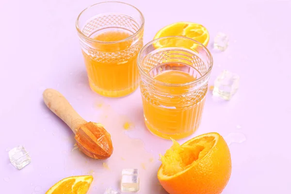 Glasses Orange Juice Ice Cubes Juicer Lilac Background — Stock Photo, Image