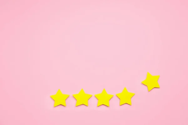 Pięć Gwiazdek Różowym Tle Koncepcja Doświadczenia Klienta — Zdjęcie stockowe