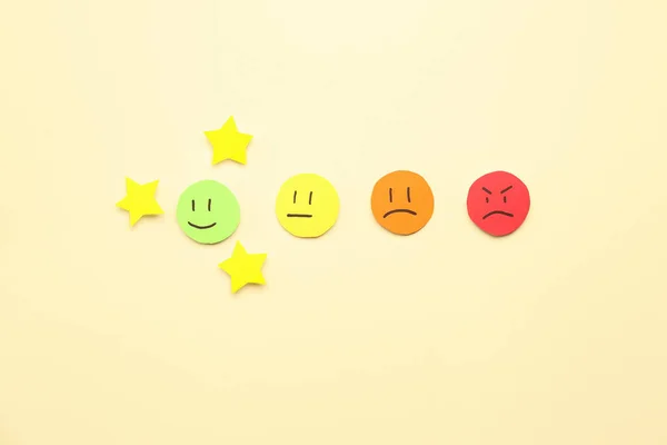Rating Lächelt Mit Sternen Auf Beigem Hintergrund Customer Experience Konzept — Stockfoto