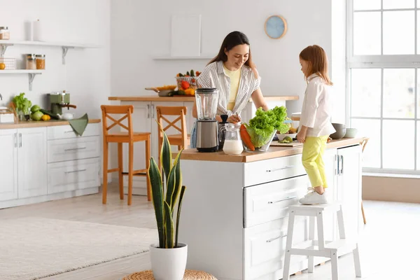 Menina Com Sua Mãe Cozinhar Salada Saudável Cozinha — Fotografia de Stock