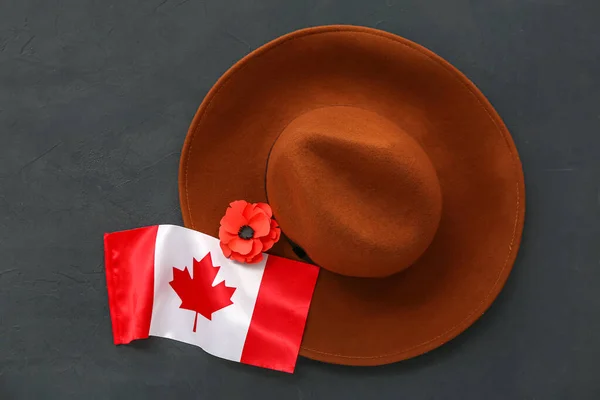 Maková Květina Klobouk Vlajka Kanady Černém Pozadí Den Památky — Stock fotografie