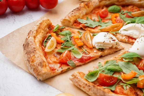 Hafif arka planda Burrata peynirli lezzetli pizza.