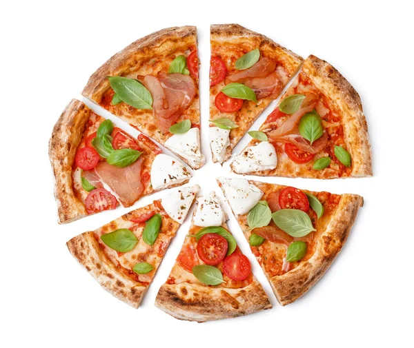 Beyaz arka planda Burrata peyniri olan lezzetli pizzalar.