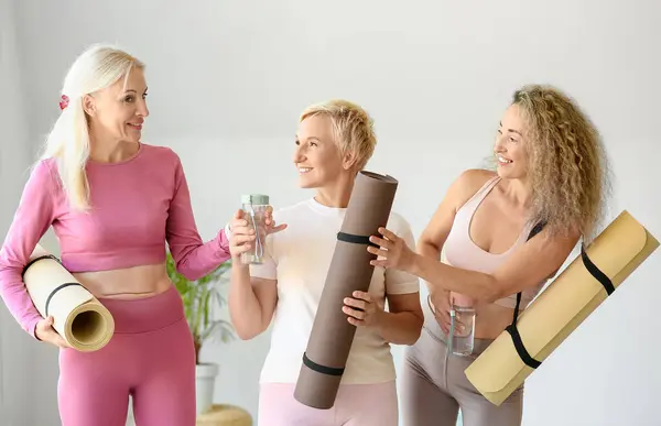 Donne Mature Sportive Con Stuoie Yoga Bottiglie Acqua Palestra — Foto Stock