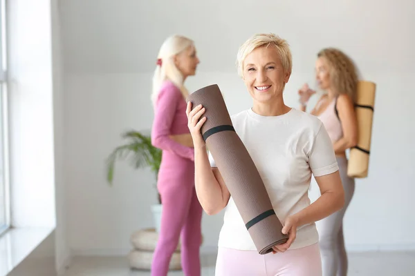 Donna Matura Sportiva Con Stuoia Yoga Palestra — Foto Stock