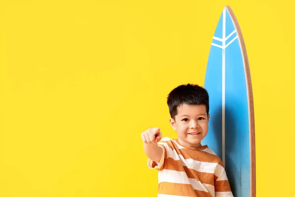Mignon Petit Garçon Asiatique Avec Planche Surf Pointant Vers Caméra — Photo