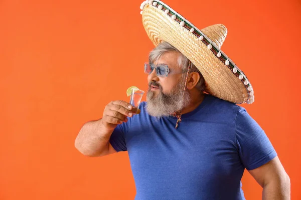 Retrato Hombre Mayor Sombrero Bebiendo Tequila Sobre Fondo Naranja —  Fotos de Stock