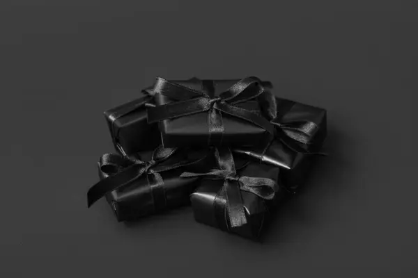 Geschenkschachteln Mit Schleifen Auf Schwarzem Hintergrund Nahaufnahme Black Friday Konzept — Stockfoto