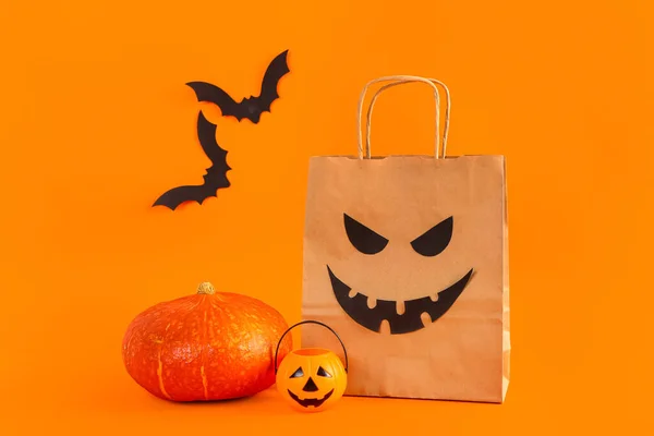 Τσάντα Αγορών Διακοσμήσεις Για Halloween Πορτοκαλί Φόντο — Φωτογραφία Αρχείου