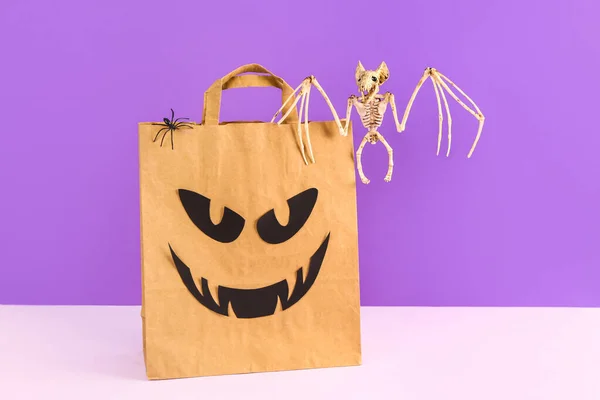 Τσάντα Αγορών Σκελετό Αράχνης Και Νυχτερίδας Για Halloween Λιλά Φόντο — Φωτογραφία Αρχείου