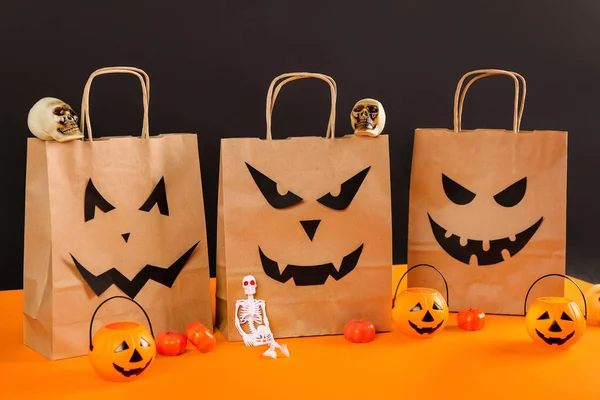 Τσάντες Ψώνια Διακοσμήσεις Για Halloween Στο Φόντο Χρώμα — Φωτογραφία Αρχείου