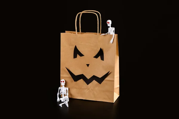 Τσάντα Αγορών Και Σκελετοί Για Halloween Μαύρο Φόντο — Φωτογραφία Αρχείου